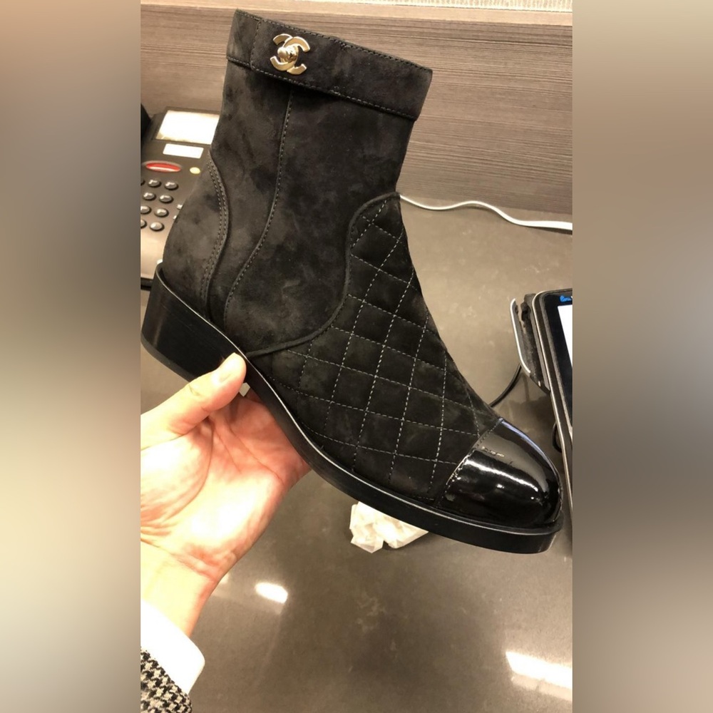 CHANEL 20K Suede Cap Toe Quilted CC Turnlock Flat Ankle Booties Boots Size 40
